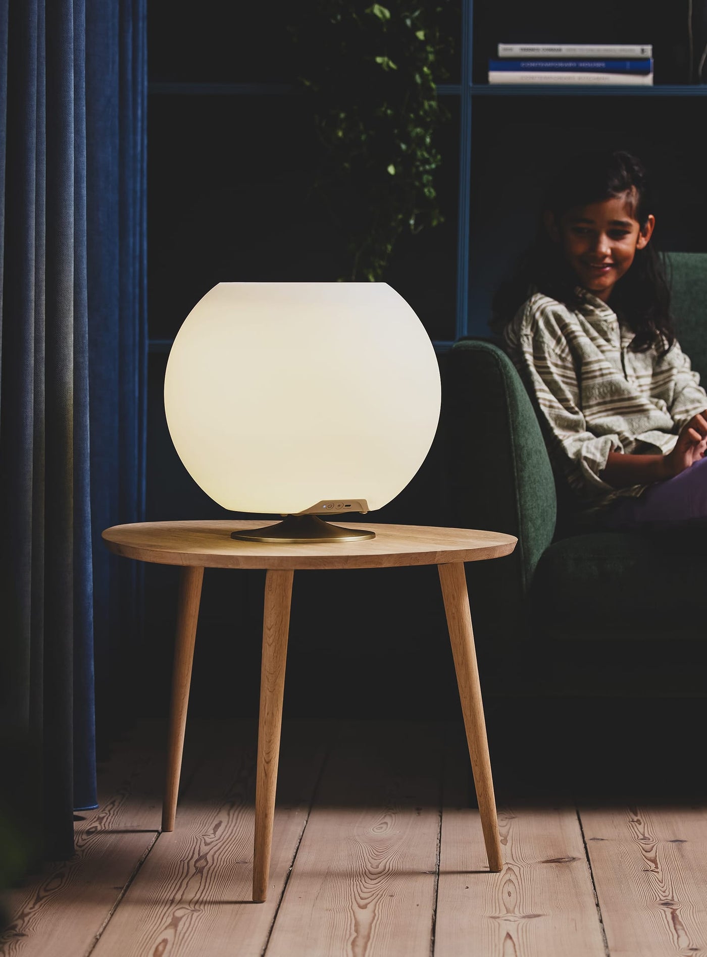 Illuminez vos moments avec le Sphere de Kooduu : design intemporel, lumière graduable et son de qualité grâce à Bright Sound Technology™.