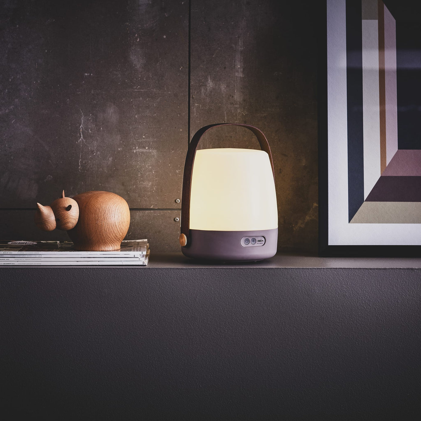 Emportez la lampe Lite-up de kooduu partout avec vous grâce à sa batterie rechargeable et sa poignée en bois. Parfaite pour toutes les occasions.