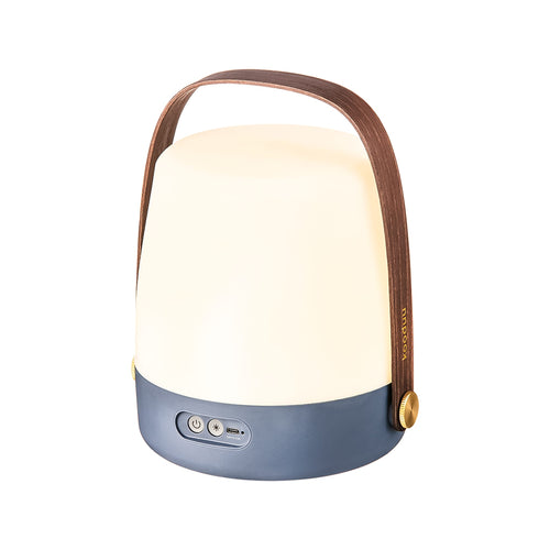 Découvrez la lampe de table LED Lite-up de kooduu : design danois unique, portable avec une batterie rechargeable et une poignée en bois. Bleu océan.