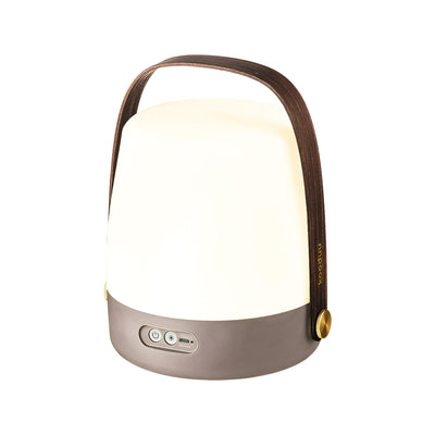 La lampe Lite-up de kooduu : combinaison de design danois, lumière LED gradable et portabilité avec une batterie rechargeable. Terre.