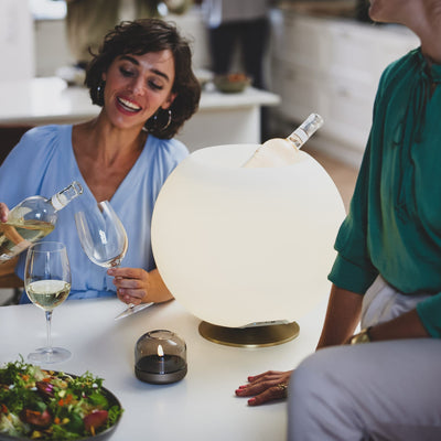 La Sphere de kooduu, alliant design contemporain et fonctionnalité, offre un refroidisseur de boissons et une lampe haut-parleur.