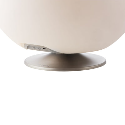 La Sphere de kooduu, une lampe haut-parleur et refroidisseur de boissons avec support en acier brossé ou laiton, allie style et praticité.
