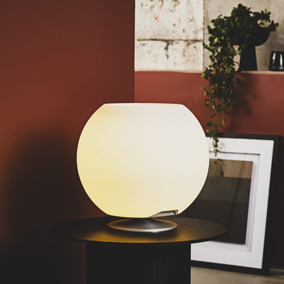 Élégante et fonctionnelle, la Sphere de kooduu combine lumière graduable, son de qualité et refroidisseur de boissons.