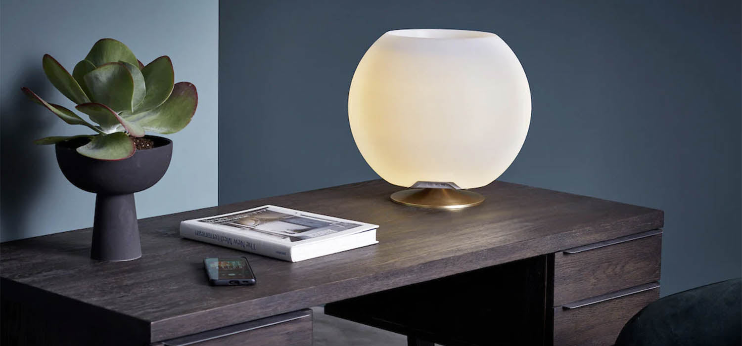 La lampe de table Sphere est également doté d'un support en acier brossé ou en laiton de qualité supérieure, créant une sensation à la fois contemporaine et intemporelle.