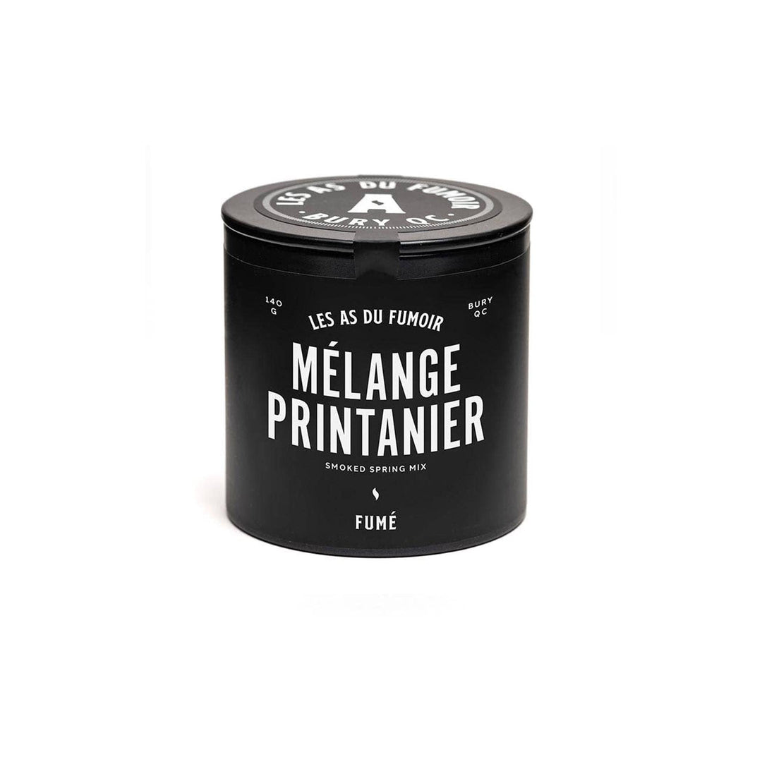 Explorez de nouvelles saveurs avec le mélange printanier des As du Fumoir, une fusion parfaite de sel fumé, poivre fumé, fleur d'ail et sucre d'érable pour sublimer chaque plat.