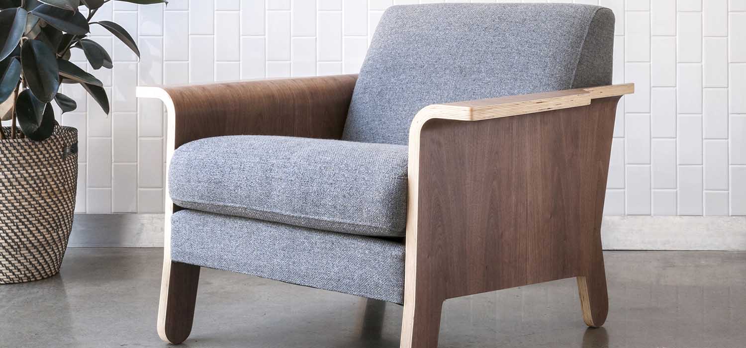 Dans une lignée Mid-Century, faites connaissance avec Lodge de Gus* Modern, un fauteuil club contemporain aux allures vintage. Ses accoudoirs en bois contreplaqués finition noyer contrastent à merveille avec son revêtement en tissu.