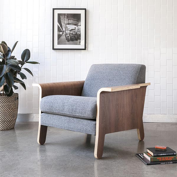 Dans une lignée Mid-Century, faites connaissance avec Lodge de Gus* Modern, un fauteuil club contemporain aux allures vintage. Ses accoudoirs en bois contreplaqués finition noyer contrastent à merveille avec son revêtement en tissu.