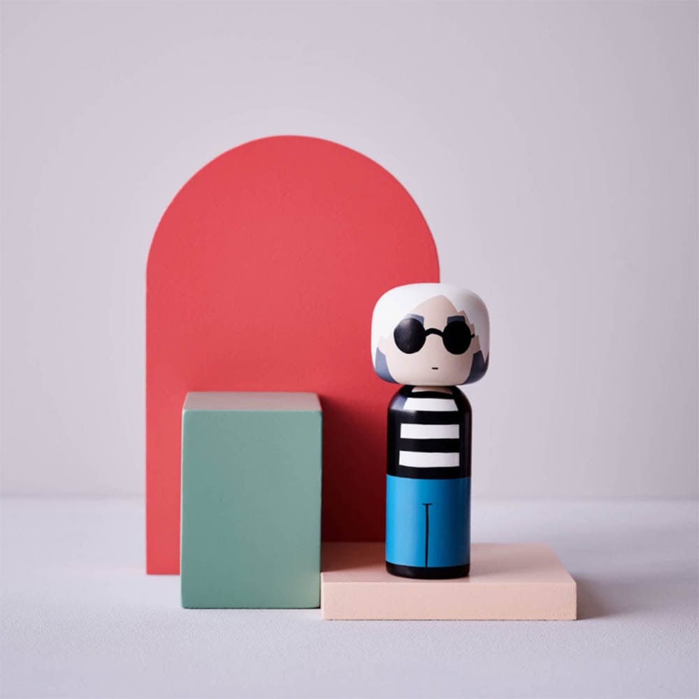 Découvrez la Kokeshi Andy, une véritable œuvre d'art de Lucie Kaas en hommage à l'artiste emblématique Andy Warhol. Son design ludique et fantaisiste capture l'esprit créatif et excentrique de Warhol, ajoutant une touche d'art pop à votre espace.