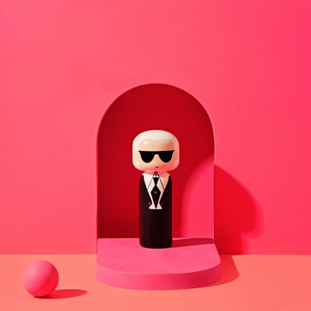 La poupée Kokeshi Karl de Lucie Kaas célèbre l'icône de la mode Karl Lagerfeld. Fabriquée en bois de superba schima, chaque détail est méticuleusement sculpté pour capturer l'essence de son style distinctif. Une œuvre d'art élégante et sophistiquée.