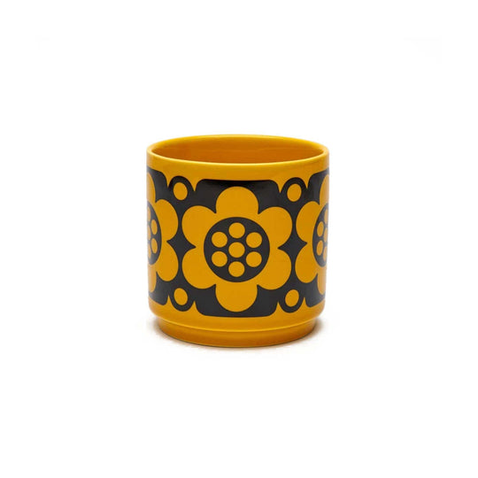 Explorez le design britannique avec le cache-pot Geo Flower par Magpie, un hommage élégant au motif emblématique de Hornsea, présenté dans une boîte assortie.