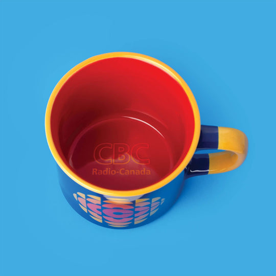 Ressentez l'authenticité de Radio Canada avec cette tasse rétro Main and Local. Sa capacité généreuse et son design classique ajoutent une touche de rétro-chic à chaque gorgée.