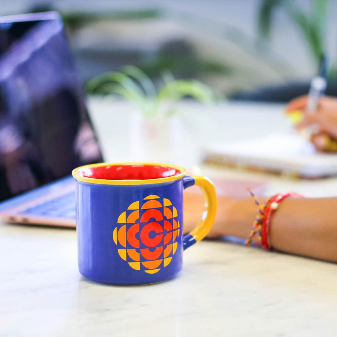 Plongez dans la nostalgie avec la tasse officielle de Radio Canada par Main and Local. Un hommage vivant à l'icône de la culture canadienne, idéal pour vos boissons préférées.