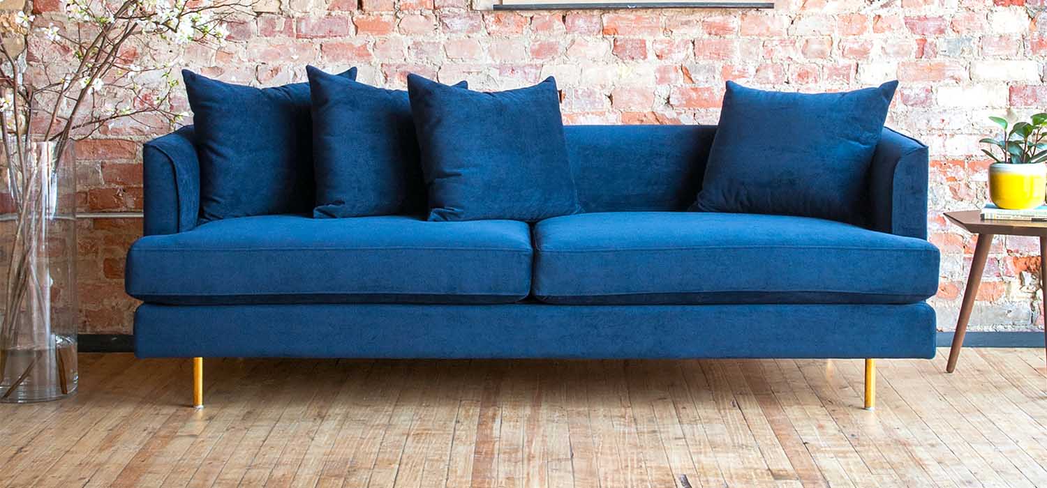 Le sofa Margot de Gus* Modern incarne l'élégance moderne avec ses bras gracieux, ses coutures à la française et ses coussins lâches et luxueux enveloppés de Dacron® pour créer un look à la fois contemporain et intemporel