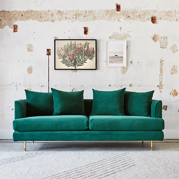 Le sofa Margot de Gus* Modern incarne l'élégance moderne avec ses bras gracieux, ses coutures à la française et ses coussins lâches et luxueux enveloppés de Dacron® pour créer un look à la fois contemporain et intemporel