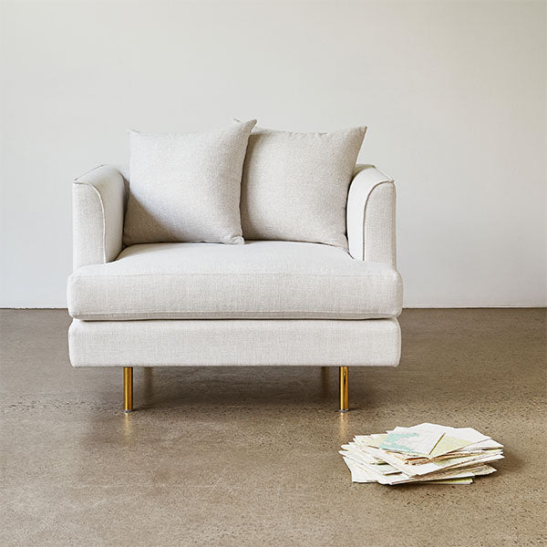 Le fauteuil Margot par Gus* Modern incarne l'élégance moderne avec ses bras gracieux, ses coutures à la française et ses coussins lâches et luxueux enveloppés de Dacron® pour créer un look à la fois contemporain et intemporel