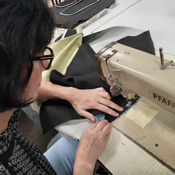 Marie Dooley Maison : des coussins, poufs et tableaux haut de gamme, fabriqués au Québec avec soin et qualité artisanale.