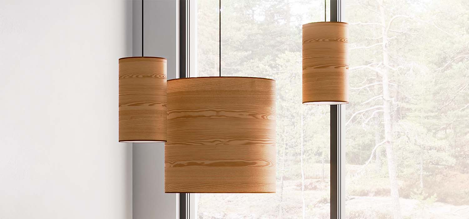 Chaque lampe suspendue Milton de Gus* Modern est enveloppée d'un abat-jour en placage de bois naturel, avec un cordon électrique en tissu noir qui laisse l'attrait rustique de l'éclairage occuper le devant de la scène.