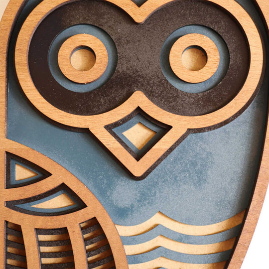 Le hibou coloré de Minimum Design, une décoration en bois finement travaillée, parfaite pour sublimer votre salon, chambre ou bureau.