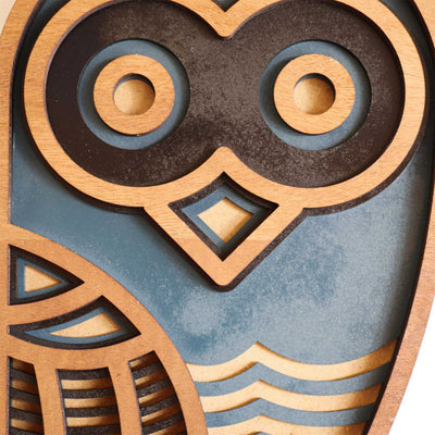 Le hibou coloré de Minimum Design, une décoration en bois finement travaillée, parfaite pour sublimer votre salon, chambre ou bureau.