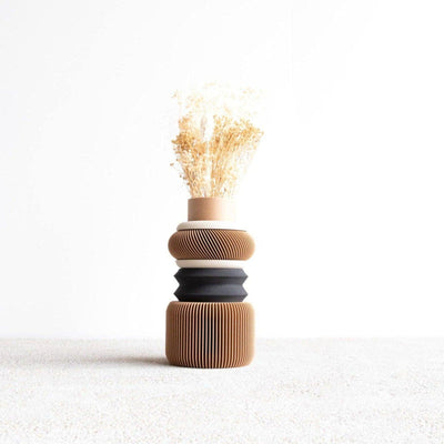 Personnalisez votre espace avec le vase Nu de Minimum Design, un accessoire modulable et durable fabriqué à partir de matériaux recyclés. Nature.