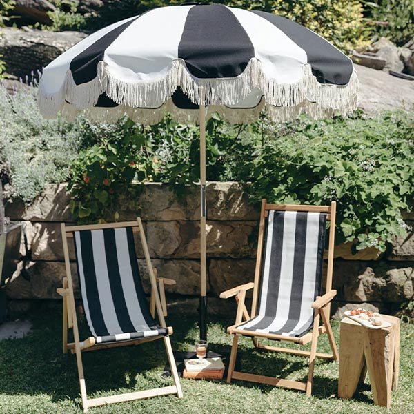 Monte de Basil Bangs est une chaise inclinable à deux positions à un design éprouvé fait pour la plage, la piscine ou à la maison avec un bon livre. Vous allez passer de beaux moments relaxants avec cette chaise d’extérieur.