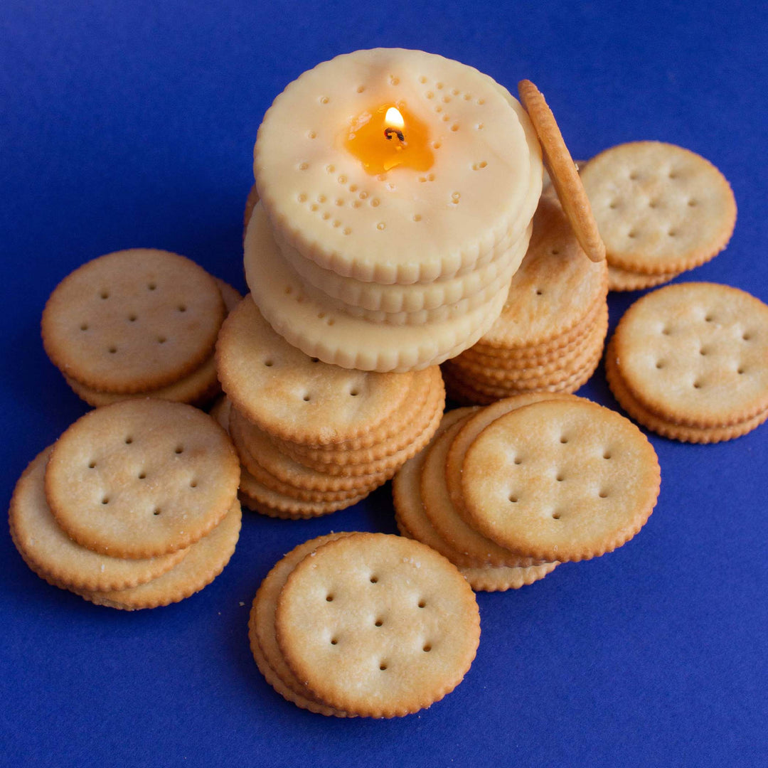 Offrez-vous un moment de détente et de plaisir avec la bougie Crackers au fromage de Nata Concept Store, une création gourmande et parfumée qui évoque les saveurs délicieuses des apéritifs entre amis.