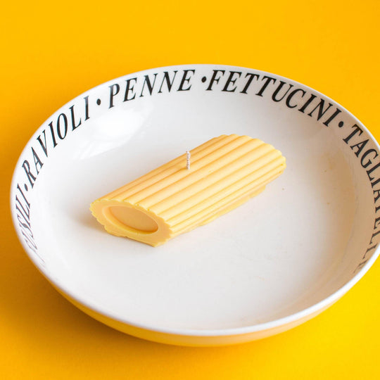 Transformez votre espace en une véritable fiesta italienne avec la bougie Penne de Nata Concept Store. Son parfum envoûtant et sa lueur chaleureuse créent une atmosphère propice à la détente et à la convivialité.