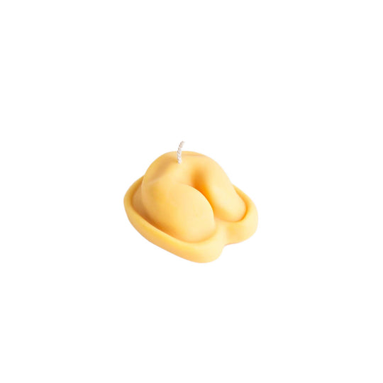 Plongez dans l'atmosphère enivrante de l'Italie avec la bougie en forme de Tortellini de Nata Concept Store, un symbole d'amour et de raffinement qui illuminera vos moments précieux d'une lueur douce et réconfortante.