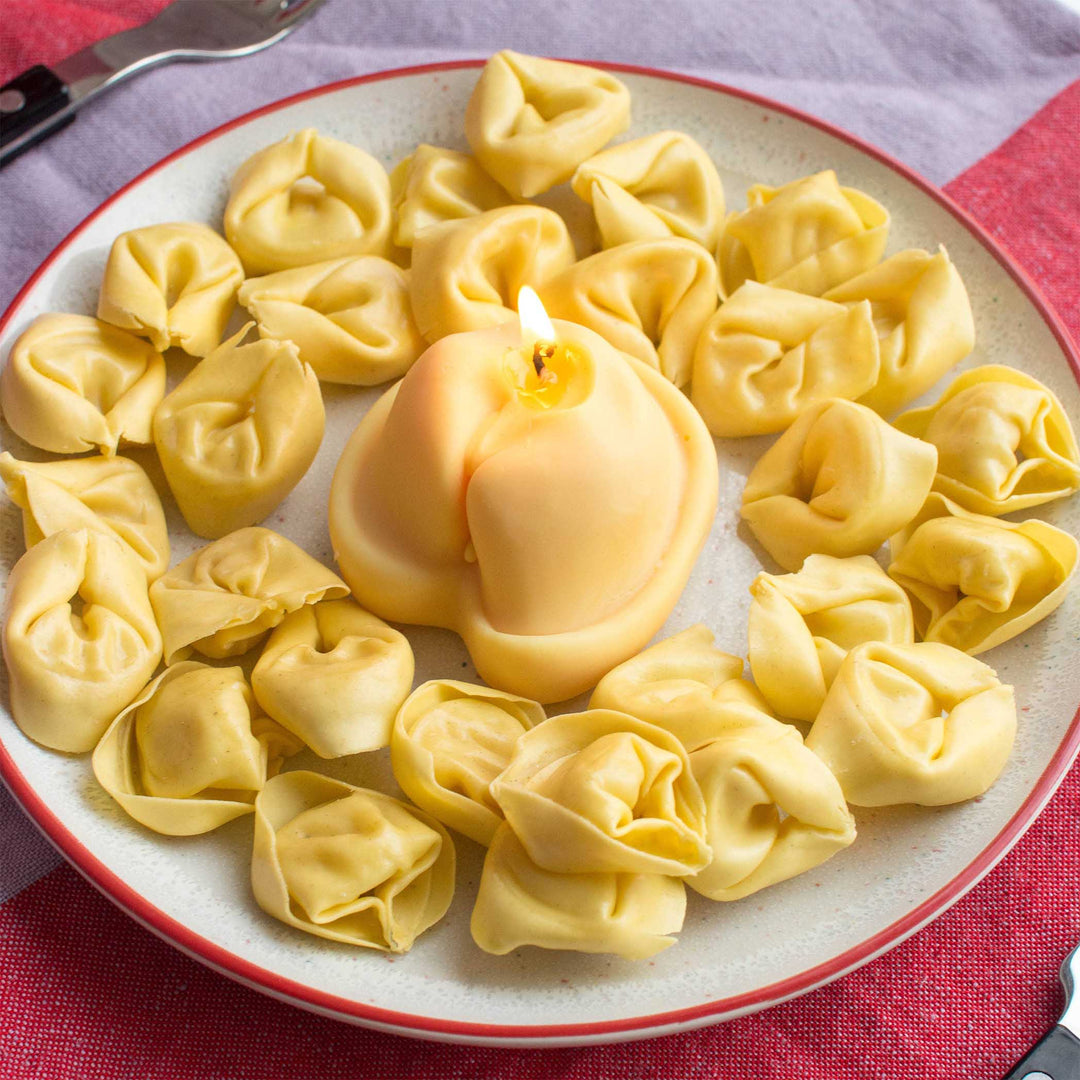 Laissez-vous envoûter par la bougie en forme de Tortellini par Nata Concept Store, qui évoque l'art culinaire italien et diffuse un parfum enivrant de jasmin, néroli et fleur d'oranger pour une atmosphère des plus raffinées.