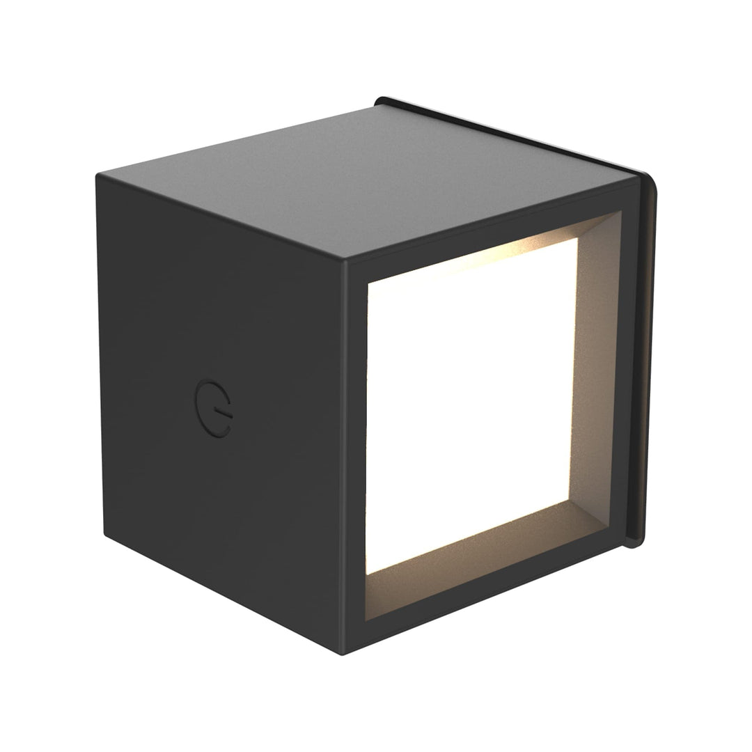 Box 8 de Newgarden : lampe murale cubique, sans fil, à lumière réglable, idéale pour un intérieur moderne et sans contraintes.