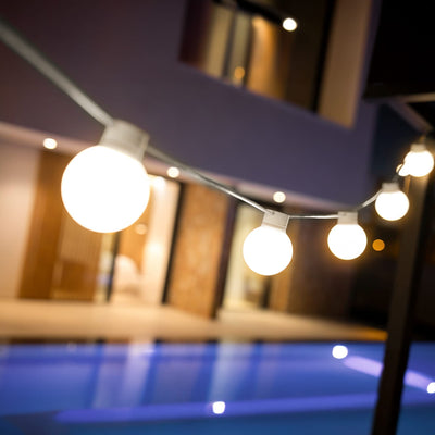 Découvrez la guirlande décorative Bruna de Newgarden : résistante aux intempéries, éclairage LED pour des moments mémorables en intérieur ou extérieur.