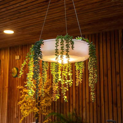 Elba par Newgarden : jardinière suspendue avec éclairage LED, installation facile grâce à la base magnétique, résistante aux intempéries.