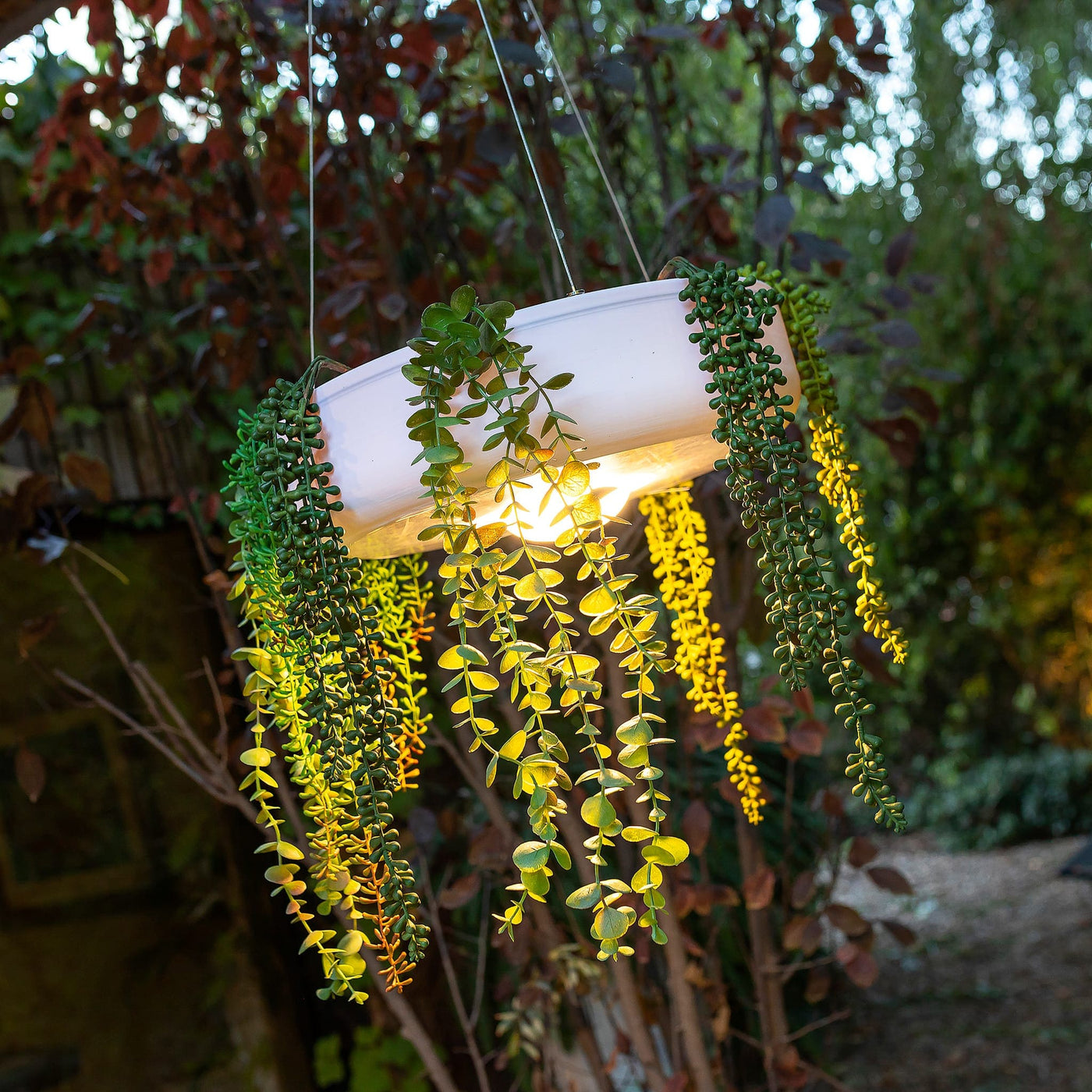 Optez pour Elba de Newgarden : jardinière suspendue en polyéthylène blanc, éclairage LED intégré, facile à installer sans perçage, idéale pour toutes surfaces.