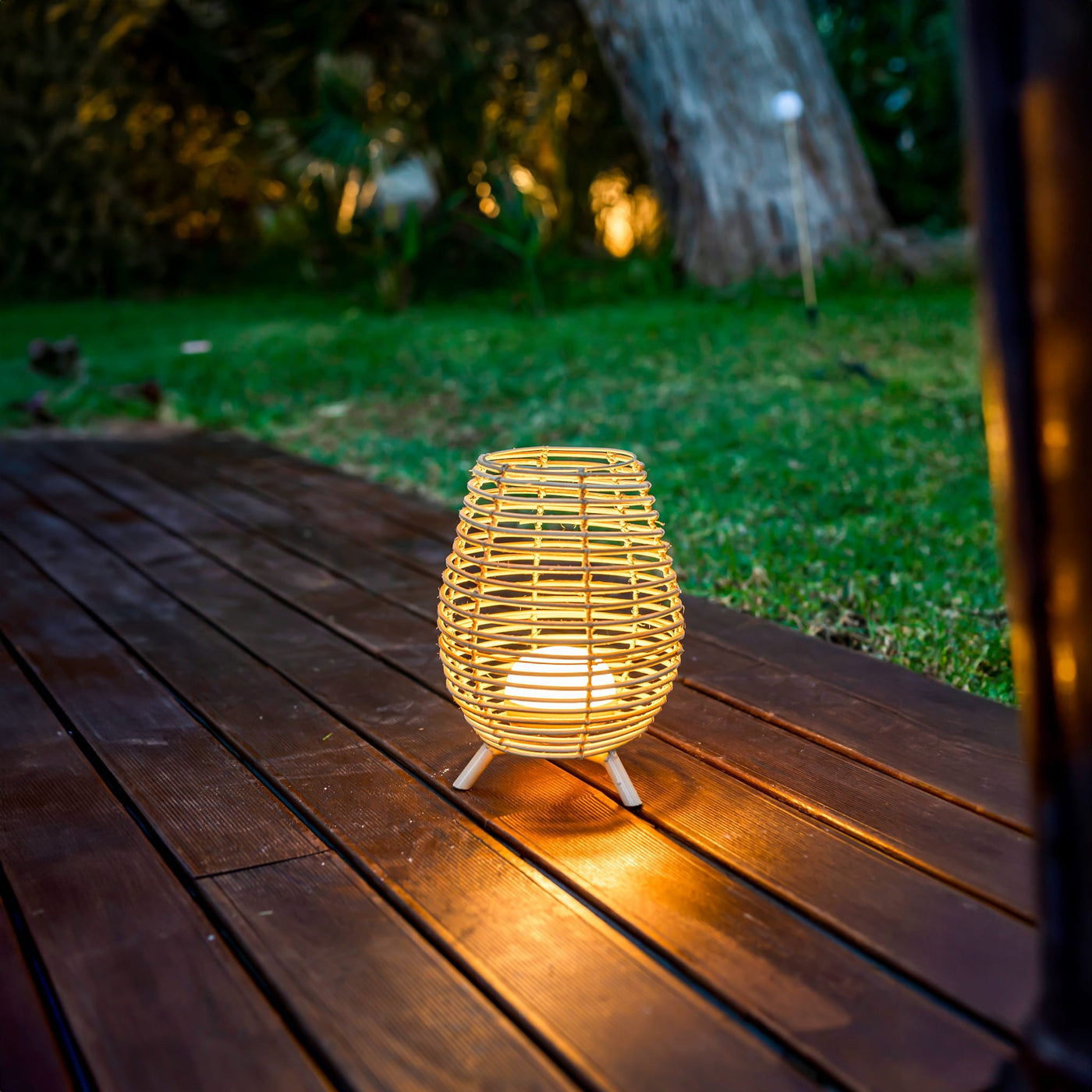 Lampe de table Bossa 30 de Newgarden : fibres naturelles, base magnétique, idéale pour illuminer avec style intérieur et extérieur.