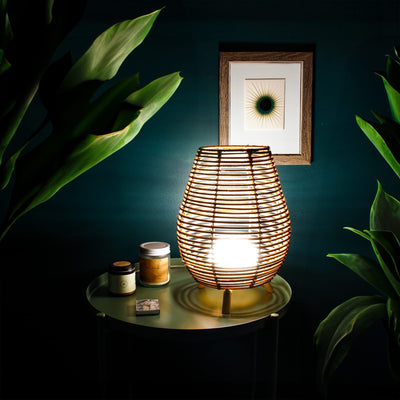 Bossa 30 de Newgarden : lampe de table rechargeable, fibres naturelles, installation facile avec base magnétique, parfaite pour tous les décors.