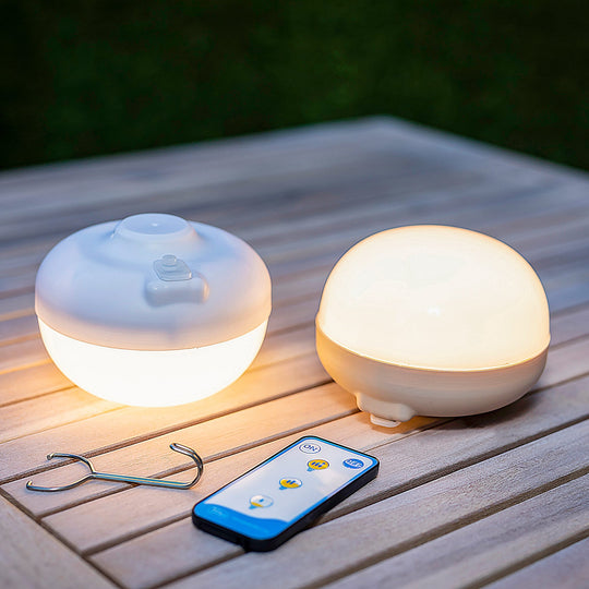 Cherry par Newgarden : lampe de table avec base aimantée, télécommande pour contrôle à distance, idéale pour le camping et les soirées entre amis.