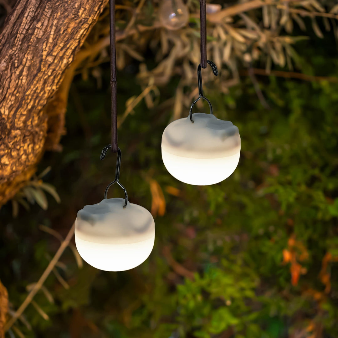 Cherry de Newgarden : lampe portable avec base aimantée, télécommande pour un contrôle facile, idéale pour les activités en extérieur.