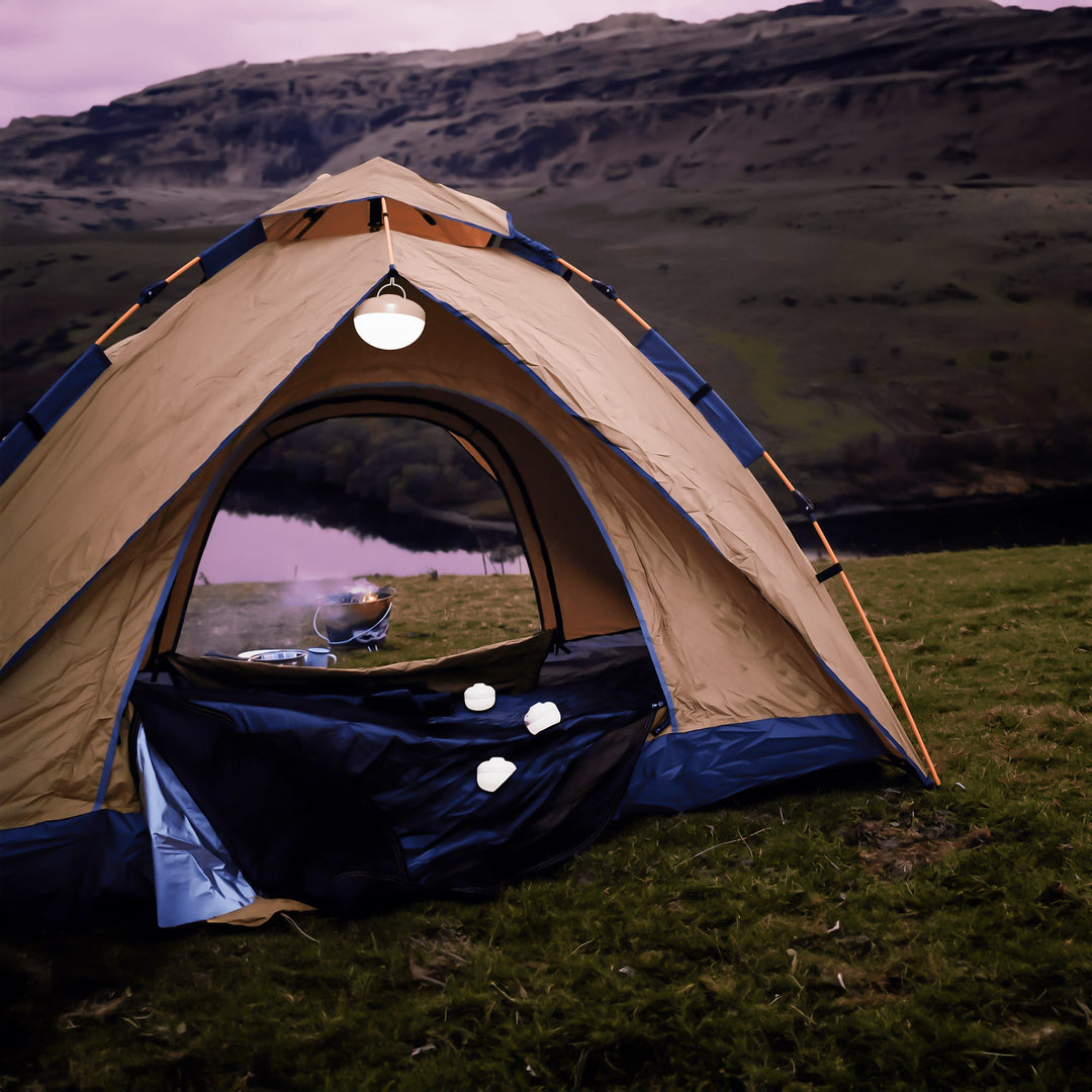 Lampe de table Cherry de Newgarden : base aimantée, télécommande incluse, parfaite pour le camping et les soirées grâce à ses 900 lumens.