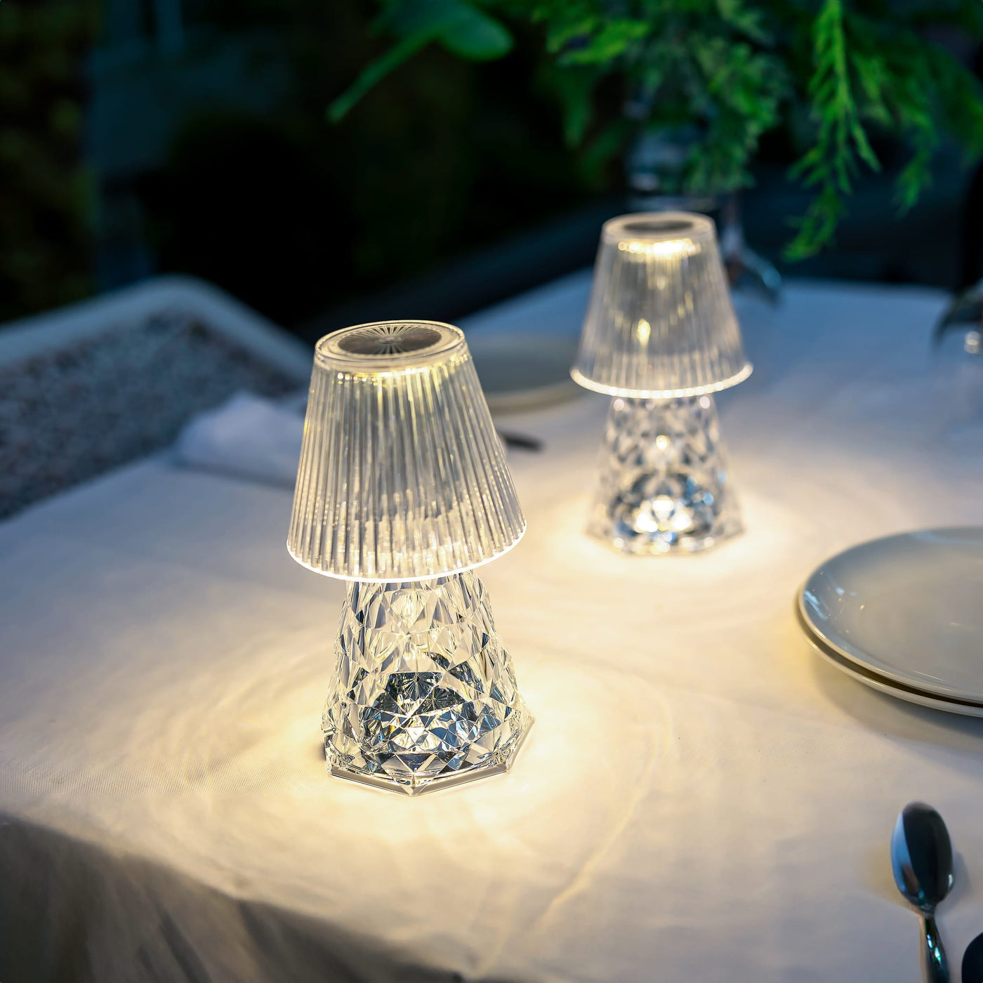 Lola Lux de Newgarden : lampe de table au design unique, touches de miroir, luminosité ajustable, autonomie de 50 heures. Solution d'éclairage élégante et durable.