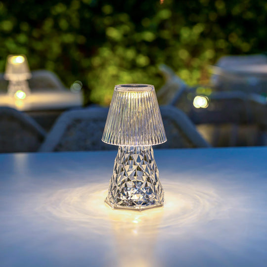 Lampe de table Lola Lux de Newgarden : design moderne, luminosité ajustable, autonomie de 50 heures. Parfaite pour un éclairage d'appoint stylé.