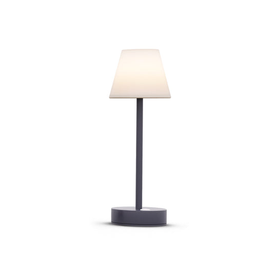 Découvrez Lola Slim 30 de Newgarden : lampe de table LED RVB, design unique, bouton tactile, intensité réglable. Élégance et fonctionnalité pour votre éclairage. Anthracite.