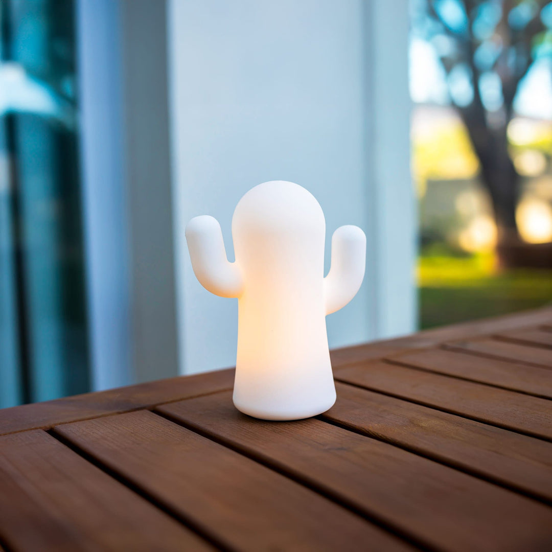 Panchito de Newgarden : lampe de table cactus en vert lime ou blanc. Parfaite pour une décoration exotique.