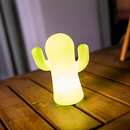 Lampe Panchito de Newgarden : élégante et originale, inspirée du cactus mexicain. Disponible en vert ou blanc.