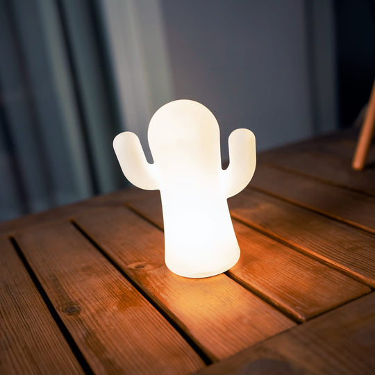 Lampe Panchito de Newgarden : design captivant et exotique, en vert ou blanc. Idéale pour égayer votre intérieur.