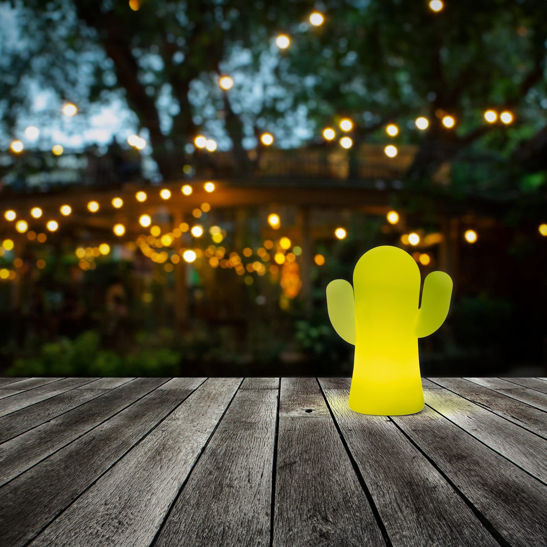 Panchito de Newgarden : lampe de table cactus, symbole de résilience et d'exotisme. Couleurs vert ou blanc.