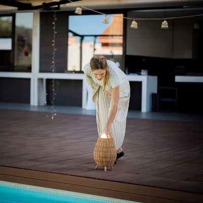 La lampe Saona de Newgarden combine élégance et praticité. Rechargeable et sans fil, elle s'adapte parfaitement à vos besoins en intérieur comme en extérieur.