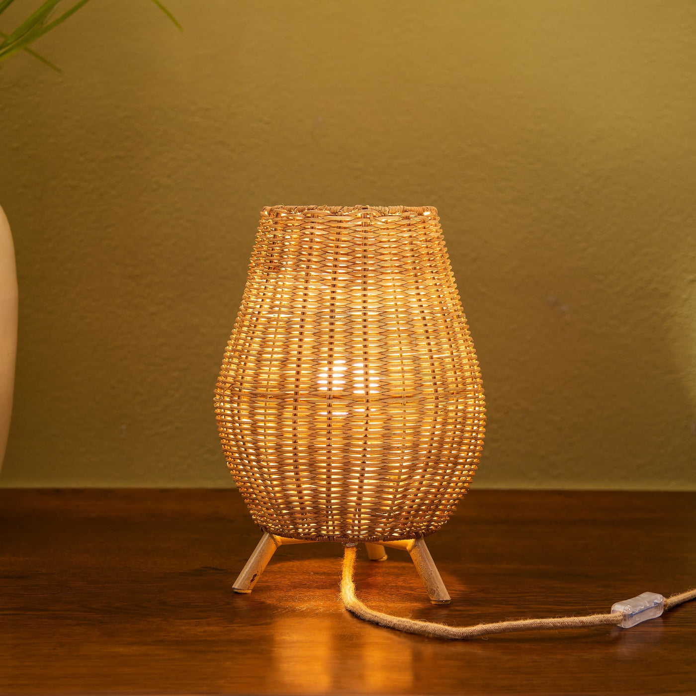 Optez pour la lampe Saona de Newgarden, une pièce décorative en fibres naturelles avec ampoule rechargeable. Idéale pour éclairer votre intérieur ou extérieur.