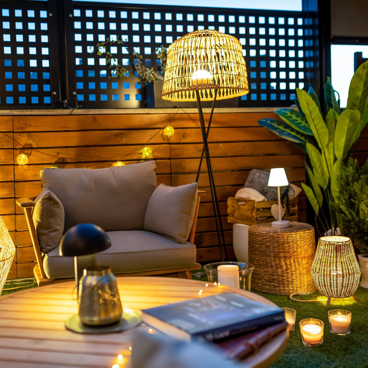 La lampe Saona de Newgarden : élégante, naturelle et pratique. Dotée d'une ampoule rechargeable, elle s'installe facilement et éclaire vos espaces avec style.