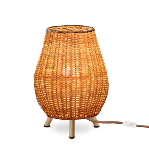 Découvrez la lampe de table Saona de Newgarden, une pièce artisanale en fibres naturelles, parfaite pour ajouter une ambiance chaleureuse à votre intérieur. Intérieur uniquement.