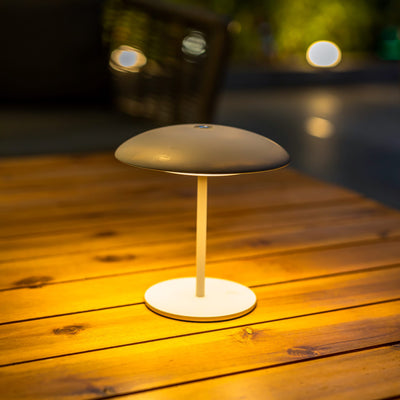 La lampe de table Sardinia : fer peint, style contemporain, autonomie de batterie jusqu'à 20 heures, pour un éclairage sans fil efficace.